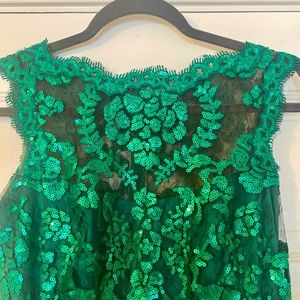 Gorgeous Tadashi Shoji emerald green lace dress. Size 4.
